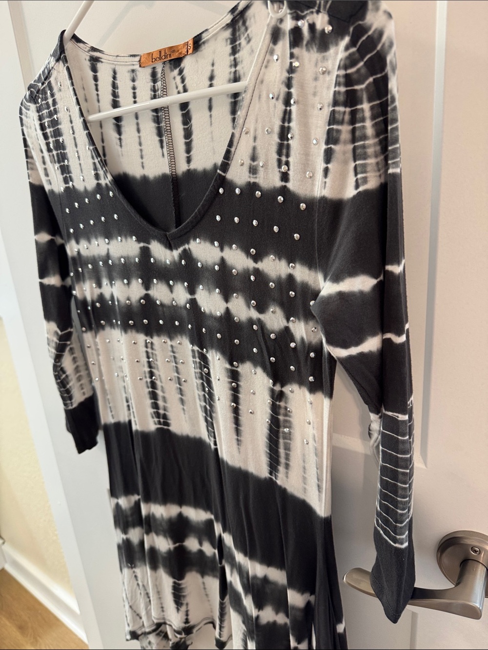 Belldini‎ Black White Tie Dye V-Neck Tunic Silver Stud Accents Flowing Hem Top - Picture 6 of 7